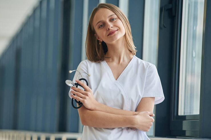 A Fertility2U homecare pharmacist preparing a patient's fertility medication